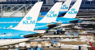 رياح عاتية تلغي 300 رحلة طيران وتوقف السكك الحديدية في هولندا