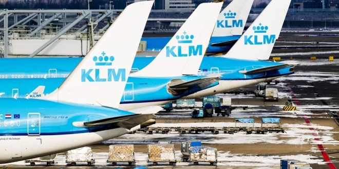 رياح عاتية تلغي 300 رحلة طيران وتوقف السكك الحديدية في هولندا