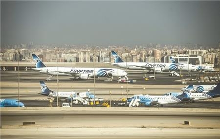 التوسع في تطوير الخدمات والمرافق وزيادة طاقة المطارات المصرية