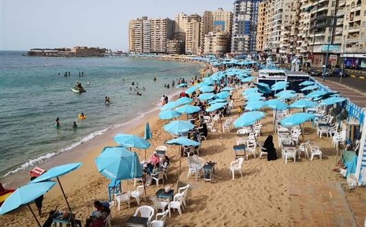 إنذار بحري من الأرصاد الجوية .. رايات صفراء وخضراء على شواطئ الإسكندرية