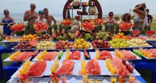 شواطئ مرسي علم تغري آلاف السياح من 12 دولة أوروبية بمهرجان الفواكه