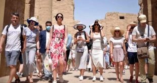 متوسط إنفاق السائح الأجنبي 100 دولار .. و15 ملياراً إيرادات مصر هذا العام