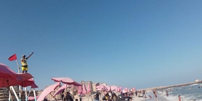 شواطئ الإسكندرية ترفع الرايات الحمراء على شواطئ العجمي والقطاع الغربي