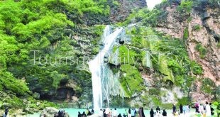 عين كور بوادي جردوم بصلالة .. الشلالات الموسمية بتدفق والأمطار تتساقط