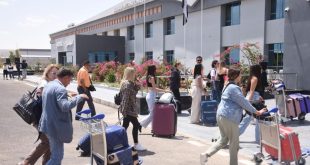 وزير الطيران المدنى يتفقد حركة التشغيل بمطار العلمين الدولى