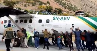 موقف غريب .. قائد طائرة يطلب نزول 20 راكبا لأنها ثقيلة على الإقلاع