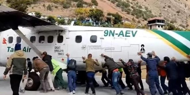 موقف غريب .. قائد طائرة يطلب نزول 20 راكبا لأنها ثقيلة على الإقلاع