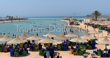 اقبال كبير على شواطئ الغردقة مع استمرار موجة الحر وارتفاع درجات الحرارة