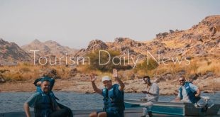 الخطيب يقود قارب تجديف في بحيرة سد وادي ترج لتنشيط السياحة بعسير