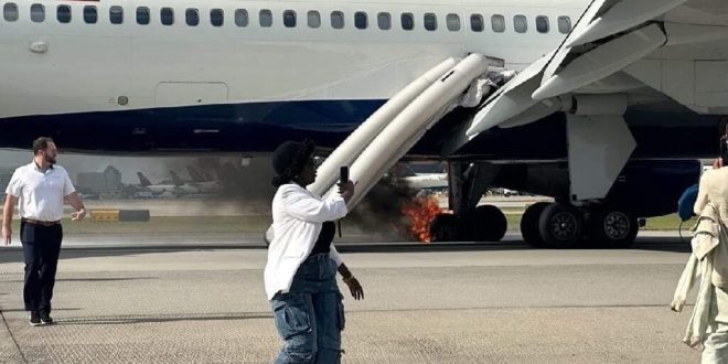 انفجار أحد إطارات طائرة أمريكية من دلتا إيرلاينز واشتعال النيران خلال الهبوط