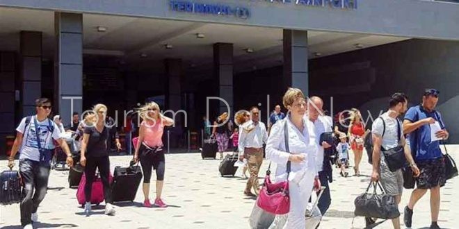 مطار الغردقة يستقبل 403 رحلات طيران على متنها 80 ألف سائح في 3 أيام