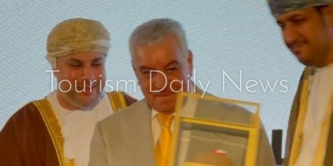 زاهي حواس يحصل على جائزة الريادة في الآثار من المنتدى العربي
