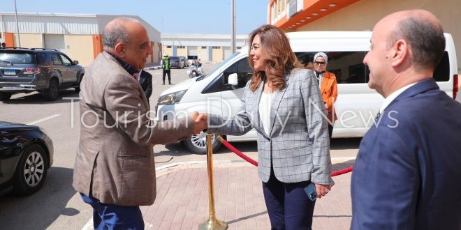 وزير قطاع الأعمال العام يبدأ جولة تفقدية بمدينة دمياط للأثاث