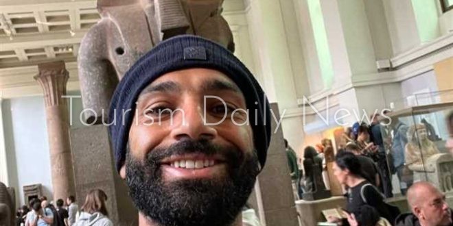 صورة النجم المصري محمد صلاح أمام تمثال رمسيس الثاني بالمتحف البريطاني
