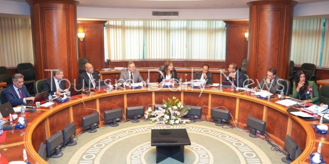 حقوق العاملين علي رأس الاولويات .. السعيد تجتمع بقيادات القابضة للتأمين