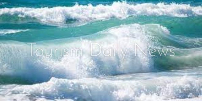 سياحة الإسكندرية تحذر وترفع الرايات الحمراء بسبب أمواج البحر المتوسط