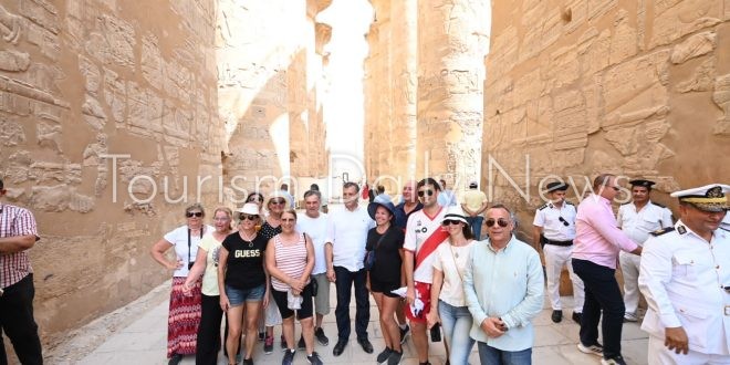 عيسى يلتقي سياح أمريكان وأرجنتيين بوادي الملوك ومعابد الكرنك بالأقصر