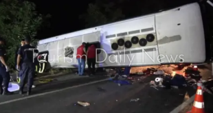 شاحنة محملة بالرمال تخرج عن السيطرة وتقتل 6 أشخاص وتصيب 43 آخرين بتركيا