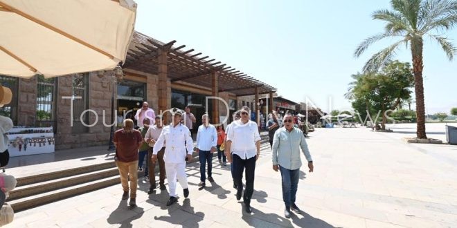 السياحة تطلب توفير أماكن انتظار للسيارات السياحية بمنطقة تمثالي ممنون