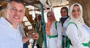 وزير السياحة يصعد على السقالات ليلتقي بمرممي صالة الأعمدة بمعابد الكرنك