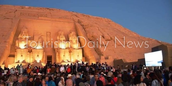 3 آلاف سائح يشاهدون تعامد الشمس على وجه رمسيس الثاني بمعبد أبوسمبل