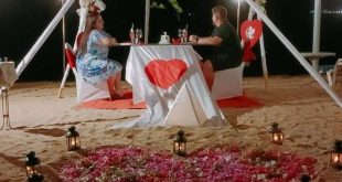 عشاء رومانسي بالشموع .. عروسان رومانيان يحتفلان بشهر العسل بشواطئ الغردقة