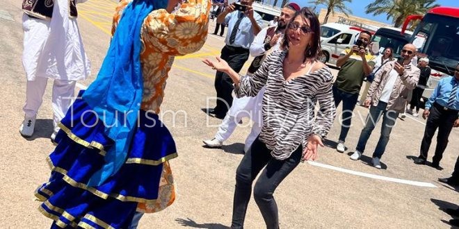 الرئيس لوزير السياحة .. طريقة استقبال السياح بتونس بالرقص والزغاريد غلط