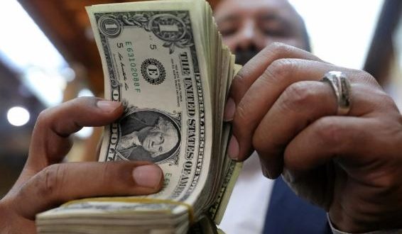 تراجع تحويلات المصريين العاملين بالخارج 30.8% لتهبط إلى 22.1 مليار دولار