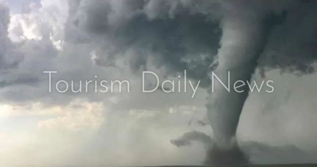 رياح قاسية وأمطار غزيرة .. إعصار كوينو يضرب تايوان ويلغي الرحلات الجوية