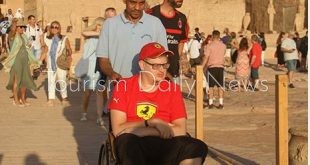 رغم إعاقته .. سائح يصر على الحضور إلى أبوسمبل لمشاهدة الحضارة الفرعونية