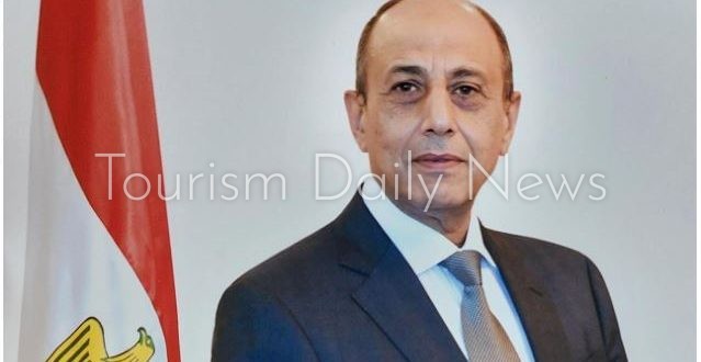 الفريق محمد عباس حلمى وزير الطيران المدنى