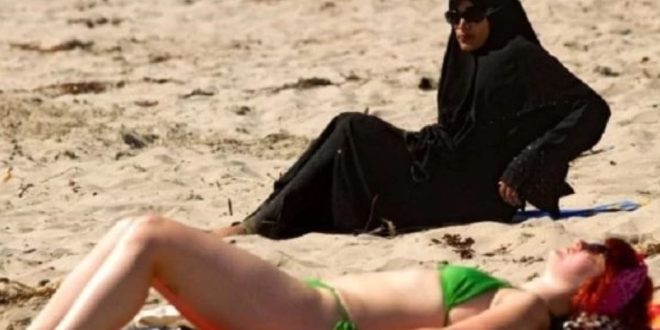 السعودية تسمح بارتداء البكيني وغير المتزوجين بالإقامة في الفنادق