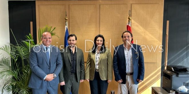 غادة شلبي نائب وزير السياحة والآثار لشئون السياحة مع ممثلي أحد شركات الطيران الكويتية