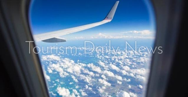 طاقم الطائرة يكتشف فقدان نافذتين وهي في الهواء