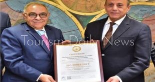 عباس حلمي يتسلم شهادة الأيزو في تصميم البرامج التدريبية وخدمات التعليم