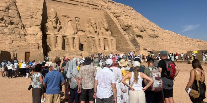 أفواج سياحية دولية كبيرة تزور معبد أبو سمبل