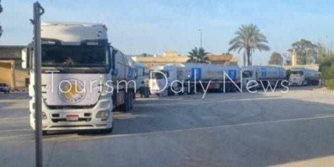 دخول 7 شاحنات وقود و200 شاحنة مساعدات إلى قطاع غزة عبر معبر رفح