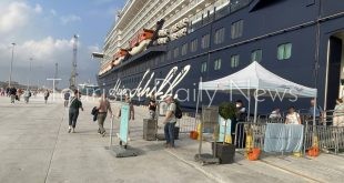 ميناء صلالة سفينتين سياحيتين على متنهما 5934 راكبًا