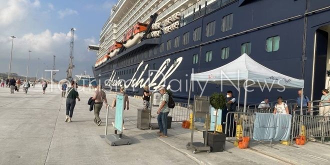 ميناء صلالة سفينتين سياحيتين على متنهما 5934 راكبًا