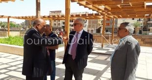 مكتبة مصر العامة بالكرنك فى الأقصر تستقبل وفداً إيطالياً