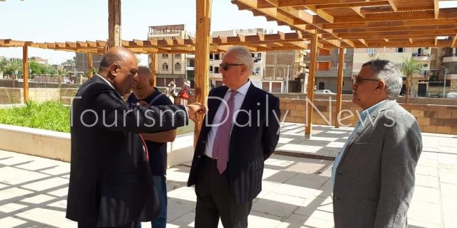 مكتبة مصر العامة بالكرنك فى الأقصر تستقبل وفداً إيطالياً