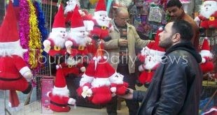 بابا نويل .. رغم ارتفاع أسعاره النجعاويين يقولون قطع العوائد فال وحش