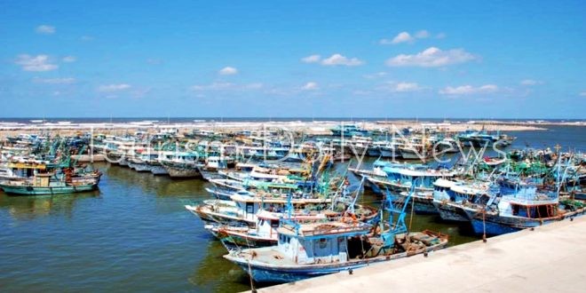 توقف حركة الملاحة والصيد بميناء البرلس
