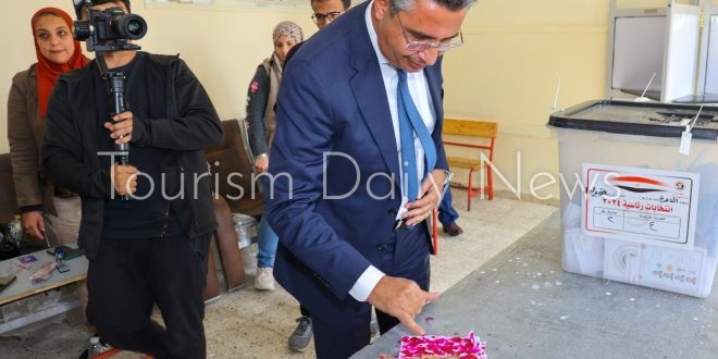 شريف فاروق يدلى بصوته في الانتخابات الرئاسية 2024 بالتجمع الأول