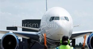 سلطات فرنسا تحتجز 300 راكب قادمين من الفجيرة 4 أيام داخل الطائرة