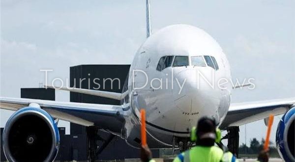 سلطات فرنسا تحتجز 300 راكب قادمين من الفجيرة 4 أيام داخل الطائرة