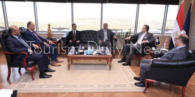 وزير السياحة يلتقي وفد هيئة تدريس ودراسين بكلية الدفاع الوطني الإماراتية