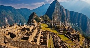 البيرو الذين يمكنهم زيارة موقع ماتشو بيتشو في محاولة لدعم قطاع السياحة