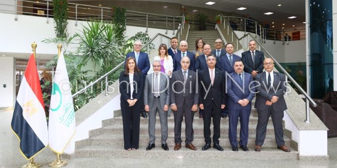 بيان صحفي ملحوظة :- مرفق صور من الحملة مع البيان بمشاركة عدد من العلماء ورجال الدين غرفة الشركات تطلق حملة توعية بالية التقدم للحج السياحي واللحاق بالقرعة الإلكترونية قبل يوم 4 يناير التحذير من التعامل مع الوسطاء والسماسرة والمشاكل التي يتسببون فيها والمطالبة بالتقدم مباشرة للشركات وفروعها أطلقت غرفة شركات ووكالات السفر والسياحة حملة موسعة على وسائل التواصل الاجتماعي " السوشيال ميديا " لتوعية المواطنين الراغبين في أداء الحج السياحي هذا العام بكيفية التقدم الى شركات السياحة وفروعها والبعد عن السماسرة والوسطاء , وقد إستعانت الحملة بعدد من الشيوخ وعلماء الدين منهم الدكتور سعد الدين الهلالي والشيخ رمضان عبد الرازق والشيخ أحمد التركي والداعية الدكتورة نيفين مختار والمدونة والبلوجر الشهيرة بسنت نور الدين , استهدفت الحملة التعريف بالحج السياحي والطرق السليمة للسفر من خلاله التزاما بالقوانين المنظمة لذلك في كل من مصر والسعودية حرصا على راحة وسلامة المواطنين وصون وحماية حقوقهم وبعدهم عما يؤذيهم في أداء الفريضة , كما استهدفت الحملة كذلك وبشكل رئيسي دعوة المواطنين للبعد عن التعامل مع الوسطاء والسماسرة والتقدم مباشرة الى شركات السياحة المرخص لها بتنفيذ رحلات الحج هذا العام , وتعريف المواطنين بالموقع الجديد الذي أطلقته وزارة السياحة والآثار بالتعاون والتنسيق مع غرفة شركات السياحة موقع شركات العمرة والحج السياحي " www.hajj.gov.eg " والذي يضم كافة شركات السياحة المرخص لها بتنظيم رحلات الحج هذا العام , ويمكن للمواطن الدخول إلى الموقع الجديد للتأكد من أن الشركة التي اختارها للسفر من خلالها للحج السياحي مرخص لها بذلك , كما يمكنه الدخول كذلك للموقع للاختيار بين كافة شركات السياحة وفروعها المنفذة للحج , ودعت الغرفة جميع للمواطنين الراغبين في أداء الحج السياحي هذا العام سرعة التقدم لشركات السياحة قبل يوم 4 يناير المقبل آخر موعد لتسجيل حجاج شركات السياحة إستعدادا للقرعة العلنية لاختيار الفائزين وتضم الحملة عددا من الأفلام الدعائية التي تحذر من التعامل مع السماسرة ودعوتهم لضرورة الحجز عن طريق الشركات المصرح لها بالحج وكذلك التعريف بضوابط تقديم المواطنين لأداء فريضة الحج عبر الشركات السياحية ، المسموح بها تنفيذ برامج الحج لعام 1445 هجرية . وعرض المشاكل التي يتعرض لها المواطنون من التعامل مع السماسرة والوسطاء بعيدا عن شركات السياحة سواء مخالفات قانونية أو ضياع حقوقهم وتقوم شركات السياحة برفع تلك الأفلام على المواقع الإلكترونية وصفحات التواصل الإجتماعي الخاصة بجميع شركات السياحة المصرية سعيا لتحقيق الإنتشار للحملة توعية للمواطنين وحفاظا على حقوقهم وسلامتهم