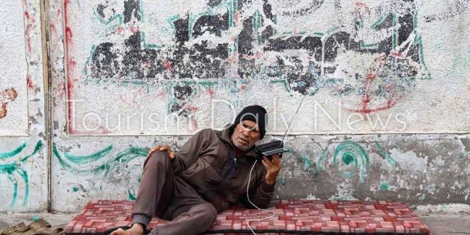 الراديو نافذة أهل غزة على العالم الخارجي في غياب الإنترنت والكهرباء